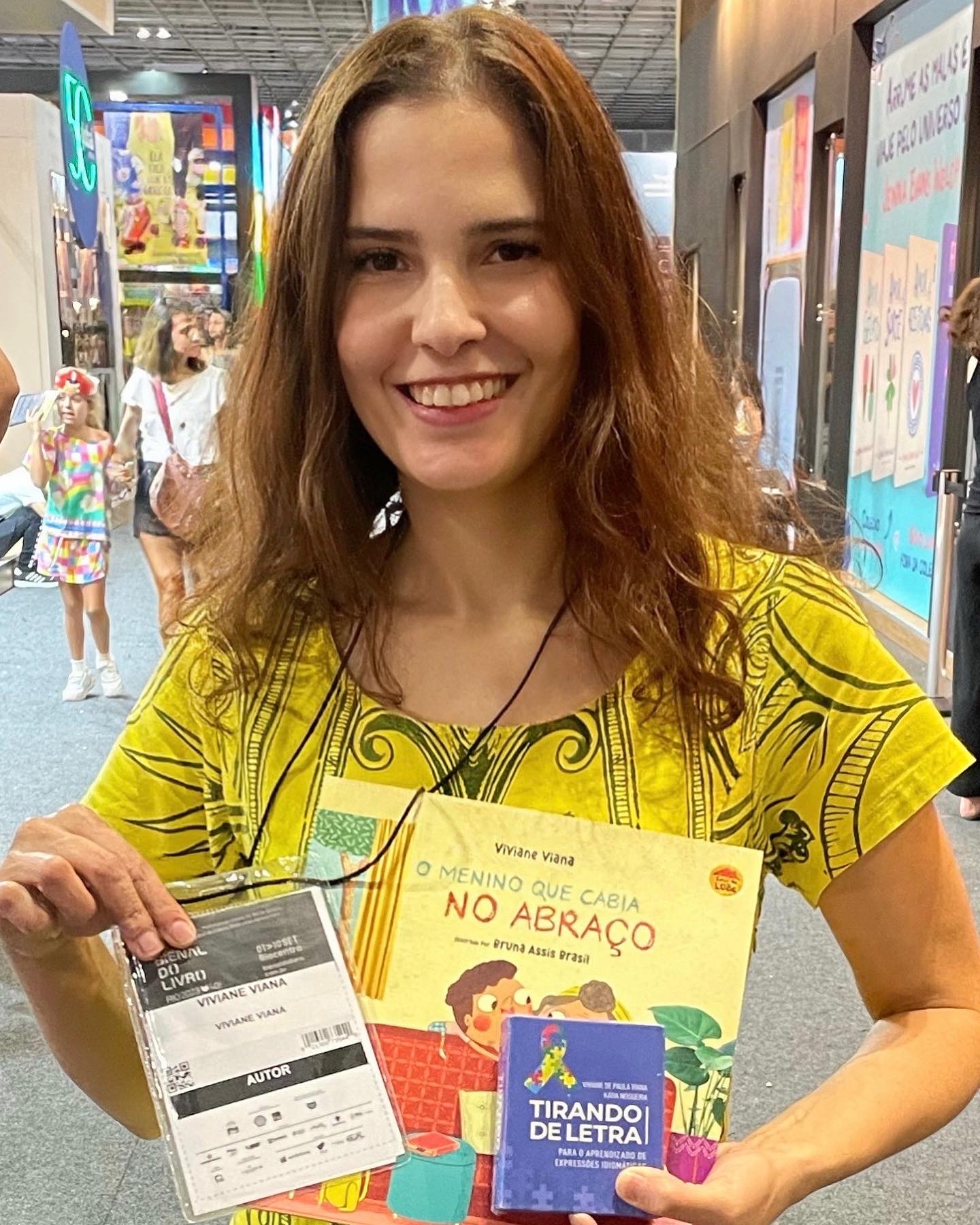 Viviane Viana com seus dois livros infantis na Bienal do Rio 2023.